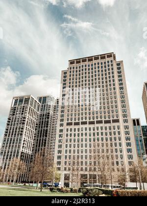 Der Wolkenkratzer des Shell Center Hauptsitzes von unten an einem sonnigen Tag in Waterloo, London Stockfoto