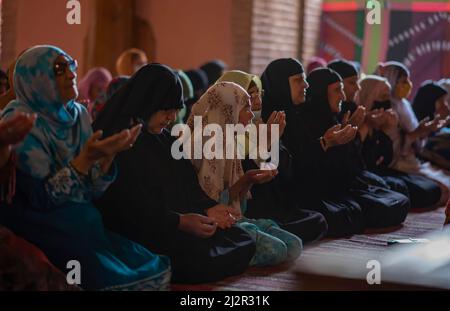 3. April 2022, Srinagar, Jammu und Kaschmir, Indien: Muslimische Frauen aus Kaschmir beten am ersten Ramadan-Tag in Jamia Masjid. Der heiligste Monat des Islam Ramadan ist eine Zeit des intensiven Gebets, des Fastens von Sonnenaufgang bis Sonnenuntergang und der nächtlichen Feste. (Bild: © Idrees Abbas/SOPA Images via ZUMA Press Wire) Stockfoto