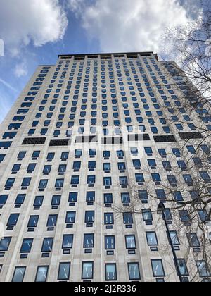 Der Wolkenkratzer des Shell Center Hauptsitzes von unten an einem sonnigen Tag in Waterloo, London Stockfoto