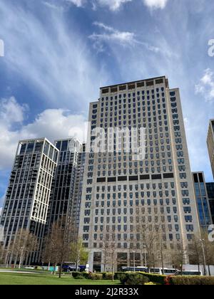 Der Wolkenkratzer des Shell Center Hauptsitzes von unten an einem sonnigen Tag in Waterloo, London Stockfoto