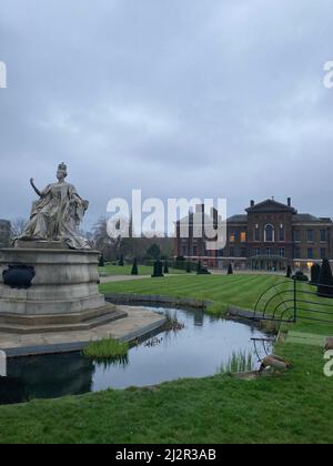 Statue der Königin Victoria vor dem Kensington Palace an einem bewölkten Tag im Hyde Park, London Stockfoto