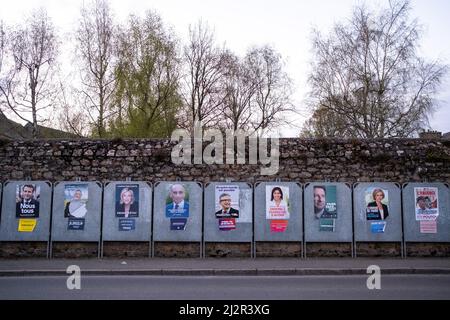 Frankreich, Bretagne, Dinan am 01/04/2022. Offizielle Plakate des Präsidentschaftswahlkampfes in der Gemeinde Dinan in der Bretagne. Frankreich, Bretagne, Dinan le 0 Stockfoto