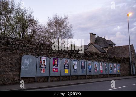 Frankreich, Bretagne, Dinan am 01/04/2022. Offizielle Plakate des Präsidentschaftswahlkampfes in der Gemeinde Dinan in der Bretagne. Frankreich, Bretagne, Dinan le 0 Stockfoto