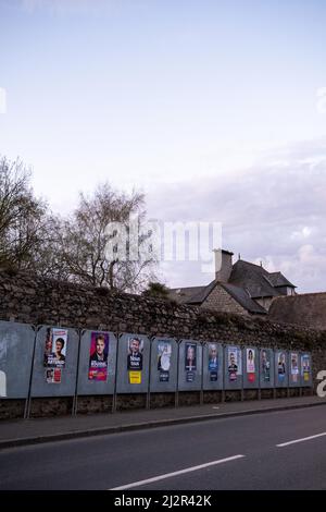 Frankreich, Bretagne, Dinan am 01/04/2022. Offizielle Plakate des Präsidentschaftswahlkampfes in der Gemeinde Dinan in der Bretagne. Frankreich, Bretagne, Dinan le 0 Stockfoto