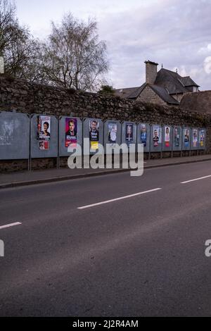 Frankreich, Bretagne, Dinan am 01/04/2022. Offizielle Plakate des Präsidentschaftswahlkampfes in der Gemeinde Dinan in der Bretagne. Frankreich, Bretagne, Dinan le 0 Stockfoto