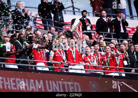 LONDON, GROSSBRITANNIEN. APR 3. Richard Wood von Rotherham United hebt die Trophäe während des Papa John Trophy Finales zwischen Sutton United und Rotherham United am Sonntag, 3.. April 2022 im Wembley Stadium, London. (Kredit: Tom West | MI News) Kredit: MI Nachrichten & Sport /Alamy Live News Stockfoto