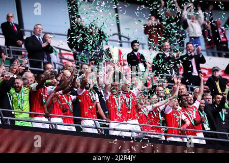 LONDON, GROSSBRITANNIEN. APR 3. Richard Wood von Rotherham United hebt die Trophäe während des Papa John Trophy Finales zwischen Sutton United und Rotherham United am Sonntag, 3.. April 2022 im Wembley Stadium, London. (Kredit: Tom West | MI News) Kredit: MI Nachrichten & Sport /Alamy Live News Stockfoto
