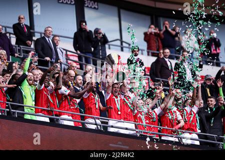 LONDON, GROSSBRITANNIEN. APR 3. Kapitän Richard Wood von Rotherham United hebt die Trophäe nach dem Spiel während des Papa John Trophy Finales zwischen Sutton United und Rotherham United am Sonntag, 3.. April 2022 im Wembley Stadium, London. (Kredit: Tom West | MI News) Kredit: MI Nachrichten & Sport /Alamy Live News Stockfoto