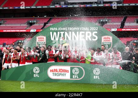 LONDON, GROSSBRITANNIEN. APR 3. die Trophäenfeier von Rotherham United während des Papa John Trophy Finales zwischen Sutton United und Rotherham United am Sonntag, 3.. April 2022 im Wembley Stadium, London. (Kredit: Tom West | MI News) Kredit: MI Nachrichten & Sport /Alamy Live News Stockfoto