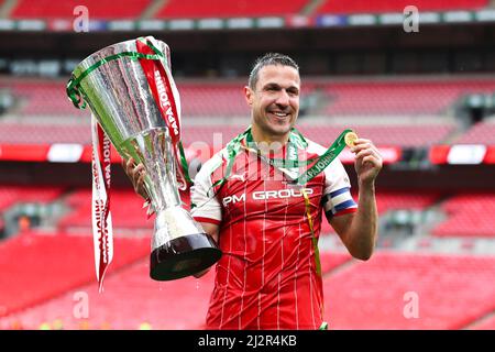 LONDON, GROSSBRITANNIEN. APR 3. Kapitän Richard Wood von Rotherham Vereinigte sich mit der Trophäe während des Papa John Trophy Finales zwischen Sutton United und Rotherham United am Sonntag, 3.. April 2022 im Wembley Stadium, London. (Kredit: Tom West | MI News) Kredit: MI Nachrichten & Sport /Alamy Live News Stockfoto