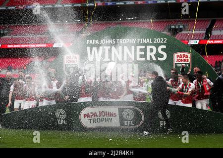 LONDON, GROSSBRITANNIEN. APR 3. die Trophäenfeier von Rotherham United während des Papa John Trophy Finales zwischen Sutton United und Rotherham United am Sonntag, 3.. April 2022 im Wembley Stadium, London. (Kredit: Tom West | MI News) Kredit: MI Nachrichten & Sport /Alamy Live News Stockfoto