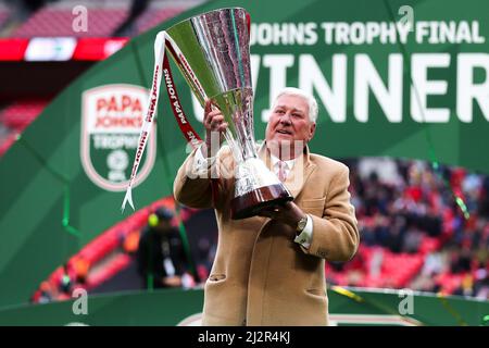 LONDON, GROSSBRITANNIEN. APR 3. Tony Stewart, Vorsitzender von Rotherham United, hebt die Trophäe während des Papa John Trophy Finales zwischen Sutton United und Rotherham United am Sonntag, 3.. April 2022 im Wembley Stadium, London. (Kredit: Tom West | MI News) Kredit: MI Nachrichten & Sport /Alamy Live News Stockfoto