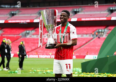 LONDON, GROSSBRITANNIEN. APR 3. Chiedozie Ogbene von Rotherham hat sich während des Papa John Trophy Finales zwischen Sutton United und Rotherham United am Sonntag, 3.. April 2022 im Wembley Stadium, London, mit der Trophäe vereint. (Kredit: Tom West | MI News) Kredit: MI Nachrichten & Sport /Alamy Live News Stockfoto