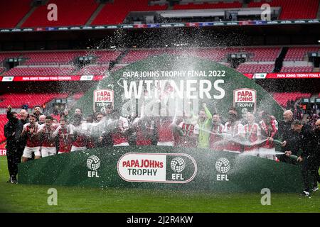 LONDON, GROSSBRITANNIEN. APR 3. die Trophäenfeier von Rotherham United während des Papa John Trophy Finales zwischen Sutton United und Rotherham United am Sonntag, 3.. April 2022 im Wembley Stadium, London. (Kredit: Tom West | MI News) Kredit: MI Nachrichten & Sport /Alamy Live News Stockfoto