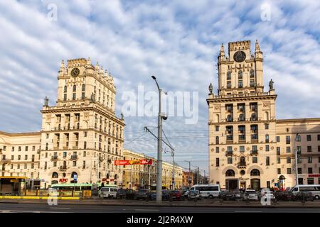 Minsk, Weißrussland, 04.11.21. Die Tore von Minsk, zwei monumentale Türme im Stil des sozialistischen Klassizismus am Eingang der Stadt. Stockfoto