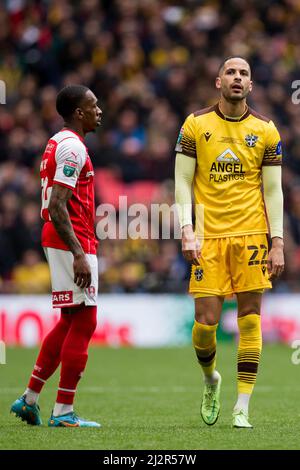 LONDON, GROSSBRITANNIEN. APR 3. Joe Kizzi von Sutton United Gesten während des Papa John Trophy Finales zwischen Sutton United und Rotherham United am Sonntag, 3.. April 2022 im Wembley Stadium, London. (Kredit: Federico Maranesi | MI Nachrichten) Kredit: MI Nachrichten & Sport /Alamy Live Nachrichten Stockfoto