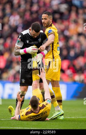 LONDON, GROSSBRITANNIEN. APR 3. Joe Kizzi von Sutton United Gesten während des Papa John Trophy Finales zwischen Sutton United und Rotherham United am Sonntag, 3.. April 2022 im Wembley Stadium, London. (Kredit: Federico Maranesi | MI Nachrichten) Kredit: MI Nachrichten & Sport /Alamy Live Nachrichten Stockfoto