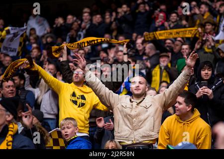 LONDON, GROSSBRITANNIEN. APR 3. Sutton United jubelt während des Papa John Trophy Finales zwischen Sutton United und Rotherham United im Wembley Stadium, London am Sonntag, 3.. April 2022. (Kredit: Federico Maranesi | MI Nachrichten) Kredit: MI Nachrichten & Sport /Alamy Live Nachrichten Stockfoto