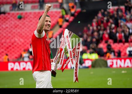 LONDON, GROSSBRITANNIEN. APR 3. Richard Wood von Rotherham United schaut die Trophäe während des Papa John Trophy Finales zwischen Sutton United und Rotherham United am Sonntag, 3.. April 2022 im Wembley Stadium, London. (Kredit: Federico Maranesi | MI Nachrichten) Kredit: MI Nachrichten & Sport /Alamy Live Nachrichten Stockfoto
