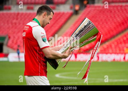 LONDON, GROSSBRITANNIEN. APR 3. Richard Wood von Rotherham United schaut die Trophäe während des Papa John Trophy Finales zwischen Sutton United und Rotherham United am Sonntag, 3.. April 2022 im Wembley Stadium, London. (Kredit: Federico Maranesi | MI Nachrichten) Kredit: MI Nachrichten & Sport /Alamy Live Nachrichten Stockfoto