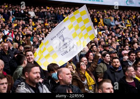 LONDON, GROSSBRITANNIEN. APR 3. Sutton United jubelt während des Papa John Trophy Finales zwischen Sutton United und Rotherham United im Wembley Stadium, London am Sonntag, 3.. April 2022. (Kredit: Federico Maranesi | MI Nachrichten) Kredit: MI Nachrichten & Sport /Alamy Live Nachrichten Stockfoto