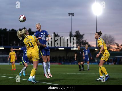 Reading's Chloe Peplow (links) und Chelsea's Bethany England kämpfen während des Spiels der Barclays FA Women's Super League in Kingsmeadow, London, um den Ball. Bilddatum: Sonntag, 3. April 2022. Stockfoto