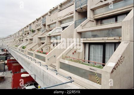 Allgemeine Ansichten der Alexandra Road Wohnsiedlung, richtig bekannt als die Alexandra und Ainsworth Anwesen, aber häufiger Rowley Way genannt. Am 18. August 1993 erhielt sie den Status der Klasse II*. Camden, London. 20.. August 1993. Stockfoto