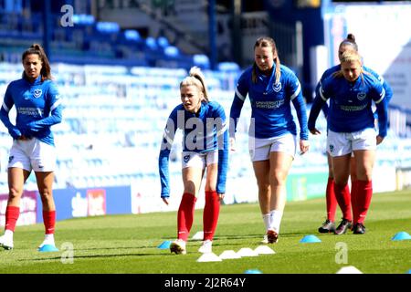 Portsmouth, Großbritannien. 03. April 2022. Spieler aus Portsmouth wärmen sich vor dem Spiel der FA Womens National League zwischen Portsmouth und MK Dons im Fratton Park, Portsmouth, auf. Tom Phillips/SPP Kredit: SPP Sport Pressefoto. /Alamy Live News Stockfoto