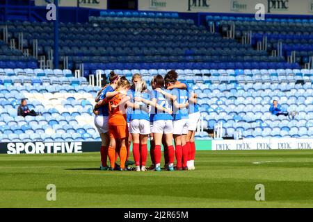 Portsmouth, Großbritannien. 03. April 2022. Das Team von Portsmouth huddle kurz vor der FA Womens National League zwischen Portsmouth und MK Dons im Fratton Park, Portsmouth Tom Phillips/SPP Credit: SPP Sport Press Photo. /Alamy Live News Stockfoto