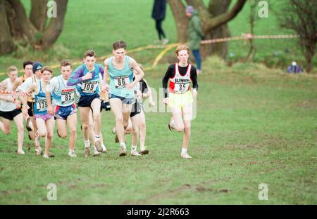 NECAA jährliche Cross-Country-Meisterschaften für Herren und Damen an der Acklam Grange School, Acklam, Middlesbrough, 11.. Dezember 1993. Die Nummer 86, J Knox von Mandale Harriers führt das Feld bergauf beim 2,5-Meilen-Rennen der Jungen. Stockfoto