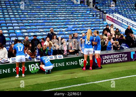 Portsmouth, Großbritannien. 03. April 2022. Portsmouth-Spieler treffen sich nach dem Spiel der FA Womens National League zwischen Portsmouth und MK Dons im Fratton Park, Portsmouth. Tom Phillips/SPP Kredit: SPP Sport Pressefoto. /Alamy Live News Stockfoto