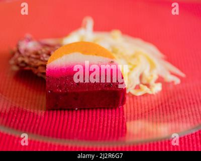 Eine farbenfrohe Terrine aus Rote Beete, Karotte und Blumenkohl servierte Radicchio und Zuckerkonus-Salat. Stockfoto