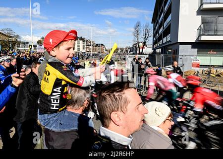 Belgien. 3.. April 2022, Belgien. Die Flandern-Rundfahrt 2022 von Antwerpen (Antwerpen) nach Oudenaarde. Ein kleiner Junge schwingt eine flandernflagge, während das Peleton vorbei fährt. Kredit: Peter Goding/Alamy Live Nachrichten Stockfoto