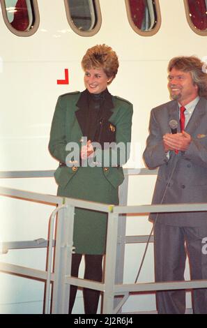 Prinzessin Diana, die Prinzessin von Wales, mit dem CEO von Virgin Atlantic, Richard Branson.heute startet die Prinzessin den neuen Airbus 340 von Richard Branson, dem Geschäftsmagnaten von Virgin Atlantic. Am Flughafen Heathrow heißt es „The Lady in Red“. London. Bild aufgenommen am 6.. Dezember 1993 Stockfoto