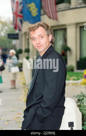 Rik Mayall, der den konservativen Abgeordneten Alan B'Stard in der TV-Situationskomödie The New Statesman spielt, hat hier die Werbung für die neue Serie in Park Lane gesehen. 6.. November 1992 Stockfoto