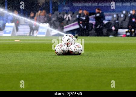 Portsmouth, Großbritannien. 03. April 2022. Die Fußbälle wurden vor dem Spiel der FA Womens National League zwischen Portsmouth und MK Dons im Fratton Park in Portsmouth gelegt. Tom Phillips/SPP Kredit: SPP Sport Pressefoto. /Alamy Live News Stockfoto