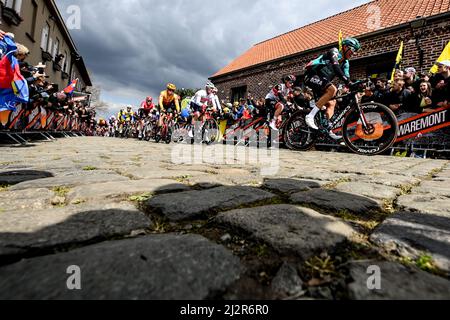 Belgien. 3.. April 2022, Belgien. Die Flandern-Rundfahrt 2022 von Antwerpen (Antwerpen) nach Oudenaarde. Nils Politt für Deutschland und das Team Bora Hansgrohe fahren die Kopfsteinpflaster des Kwaremont vor Tadej Pogacar für das Team der VAE und der Slowakei. Kredit: Peter Goding/Alamy Live Nachrichten Stockfoto