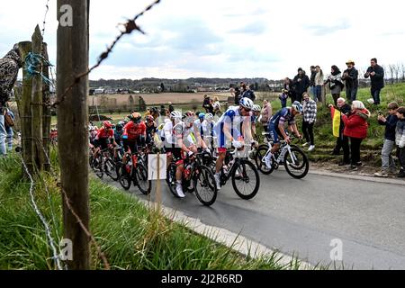 Belgien. 3.. April 2022, Belgien. Die Flandern-Rundfahrt 2022 von Antwerpen (Antwerpen) nach Oudenaarde. Etappensieger Mathieu Van der Poel für das Team Alpecin Fenix steigt mit Tadej Pogacar für das Team UAE Emirates (Slowakei) ins Feld.Quelle: Peter Goding/Alamy Live News Stockfoto