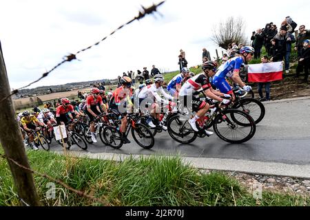 Belgien. 3.. April 2022, Belgien. Die Flandern-Rundfahrt 2022 von Antwerpen (Antwerpen) nach Oudenaarde. Stefan Kung für das Team Cofidis im Vorfeld mit Tadej Pogacar für das Team VAE Emirates (Slowakei). Kredit: Peter Goding/Alamy Live Nachrichten Stockfoto