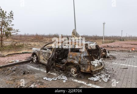 Kiew, Ukraine. 02. April 2022. Zerstörte und verbrannte Autos als Folge des Beschusses russischer Eindringlinge sind auf der Autobahn Kiew-Schythomyr 20 km von Kiew entfernt zu sehen. Kredit: SOPA Images Limited/Alamy Live Nachrichten Stockfoto