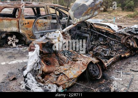 Kiew, Ukraine. 02. April 2022. Zerstörte und verbrannte Autos als Folge des Beschusses russischer Eindringlinge sind auf der Autobahn Kiew-Schythomyr 20 km von Kiew entfernt zu sehen. Kredit: SOPA Images Limited/Alamy Live Nachrichten Stockfoto