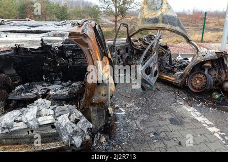 Kiew, Ukraine. 02. April 2022. Zerstörte und verbrannte Autos als Folge des Beschusses russischer Eindringlinge sind auf der Autobahn Kiew-Schythomyr 20 km von Kiew entfernt zu sehen. Kredit: SOPA Images Limited/Alamy Live Nachrichten Stockfoto