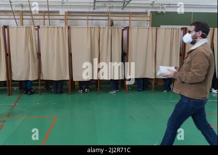 Budapest, Ungarn. 3. April 2022. Die Wähler werden am 3. April 2022 in einem Wahllokal in Budapest, Ungarn, gesehen. Am Sonntag wählen die Wähler in Ungarn ein Parlament mit 199 Sitzen, das dem derzeitigen Premierminister Viktor Orban eine vierte Amtszeit in Folge geben könnte. Quelle: Attila Volgyi/Xinhua/Alamy Live News Stockfoto