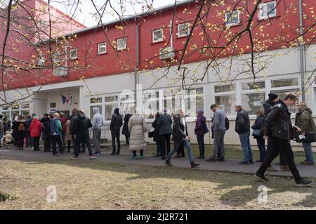 Budapest, Ungarn. 3. April 2022. Die Wähler werden am 3. April 2022 vor einem Wahllokal in Budapest, Ungarn, gesehen. Am Sonntag wählen die Wähler in Ungarn ein Parlament mit 199 Sitzen, das dem derzeitigen Premierminister Viktor Orban eine vierte Amtszeit in Folge geben könnte. Quelle: Attila Volgyi/Xinhua/Alamy Live News Stockfoto