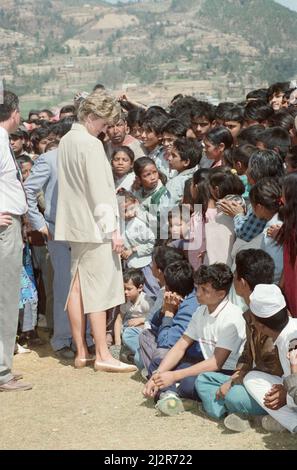 S.H. Prinzessin Diana, Prinzessin von Wales, in Nepal. Die Prinzessin besuchte Nepal zwischen dem 2.. Und 6.. März 1993 Nepal, offiziell die Demokratische Bundesrepublik Nepal, ist ein Binnenland des zentralen Himalaya-Landes in Südasien. Es hat eine Bevölkerung von 26,4 Millionen und ist das 93. größte Land nach Gebiet. Foto zeigt Prinzessin Diana bei einem Besuch bei einem Rotkreuzprojekt in Panauti, Nepal, Foto aufgenommen am 5.. März 1993This Reise ist der erste offizielle Einzelbesuch im Ausland seit der Trennung von Prinz Charles. Stockfoto