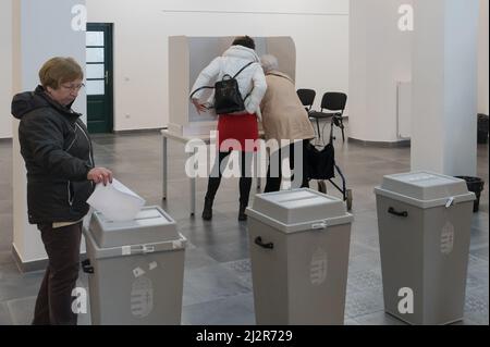 Budapest, Ungarn. 3. April 2022. Die Wähler werden am 3. April 2022 in einem Wahllokal in Budapest, Ungarn, gesehen. Am Sonntag wählen die Wähler in Ungarn ein Parlament mit 199 Sitzen, das dem derzeitigen Premierminister Viktor Orban eine vierte Amtszeit in Folge geben könnte. Quelle: Attila Volgyi/Xinhua/Alamy Live News Stockfoto