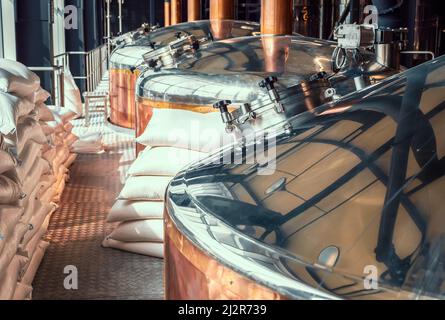 Brauereianlagen. Brühherstellung. Runde cooper Lagertanks für die Biergärung und -Reifung. Stockfoto