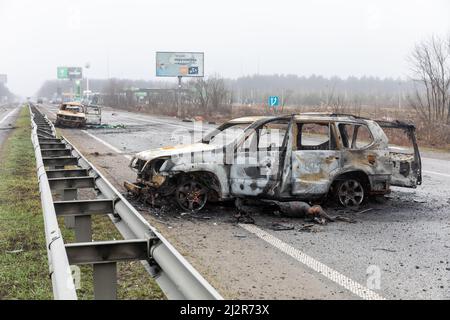 Kiew, Ukraine. 02. April 2022. Tote Zivilisten und zerstörte verbrannte Autos als Folge des Beschusses von russischen Eindringlingen werden auf einer Autobahn Kiew-Zhytomyr gesehen, die 20 km von Kiew entfernt ist.Quelle: SOPA Images Limited/Alamy Live News Stockfoto