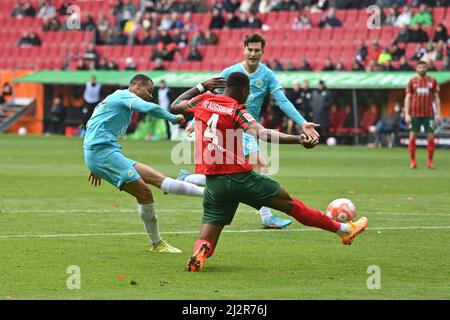 Augsburg, Deutschland. 03. Apr, 2022. Goalchance Lukas NMECHA (VFL Wolfsburg), Action, Schuss. Fußball 1. Bundesliga Saison 2021/2022, Spieltag 28., matchday28, FC Augsburg -VFL Wolfsburg 3-0, am 3.. April 2022 WWK ARENA in Augsburg, Quelle: dpa/Alamy Live News Stockfoto