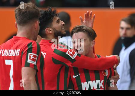 Torjubel um Mads PEDERSEN (FC Augsburg) nach Tor 3-0 mit Ricardo Daniel PEPI (FC Augsburg), Jubel, Freude, Begeisterung, Aktion, Fußball 1. Bundesliga-Saison 2021/2022, Spieltag 28, matchday28, FC Augsburg -VFL Wolfsburg 3-0, am 3.. April 2022 WWK ARENA in Augsburg, Stockfoto